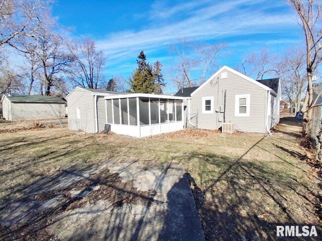 Photo - 2022 W Richwoods Blvd