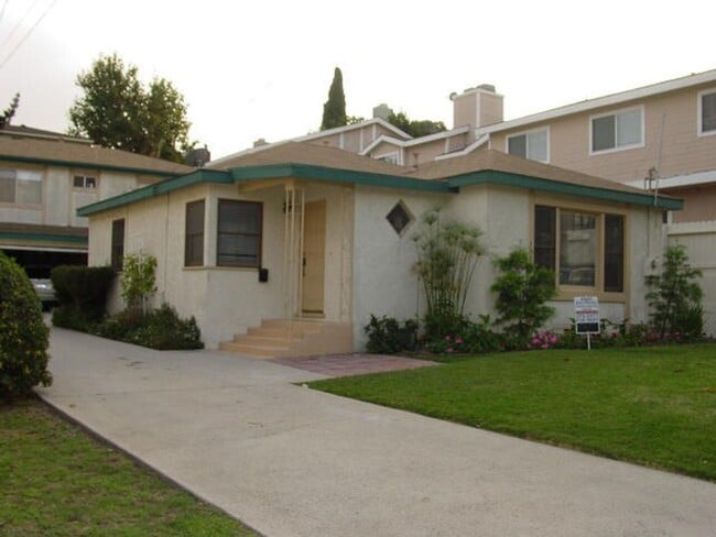 Building Photo - 1920 Unit B