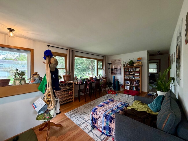 Photo - 302 N Meadow Ln