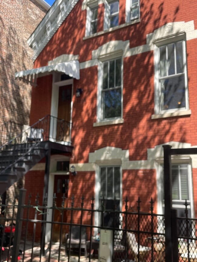 Building Photo - 1025 N Wood St