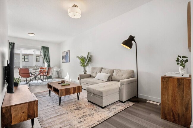 Photo - 2231-2281 81 St S W Unité SI ID1511975P