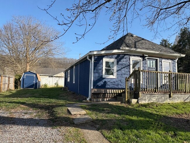 Building Photo - 904 E Myrtle Ave