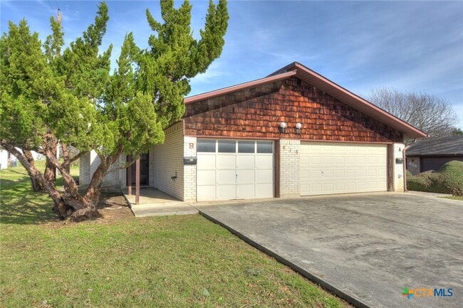 Building Photo - 818 Lois St