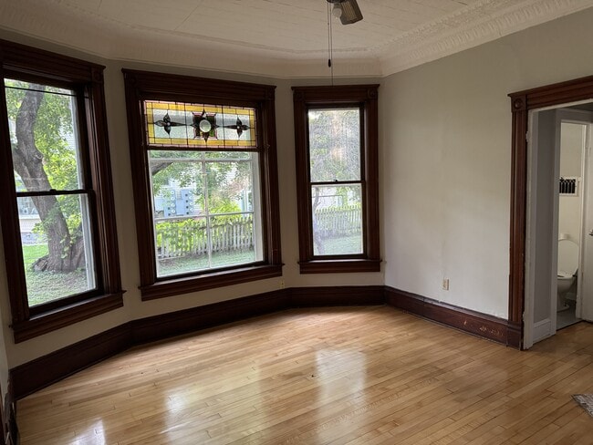 Photo - 415 W Grand Ave