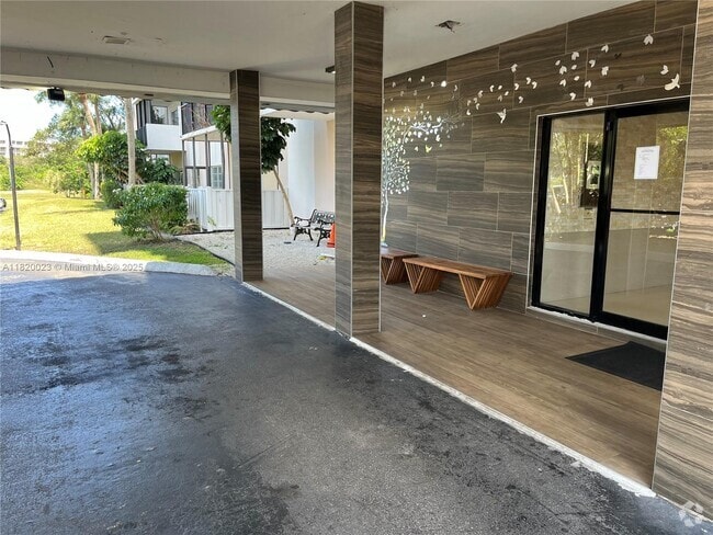 Building Photo - 4164 Inverrary Dr Unit 407 Rental