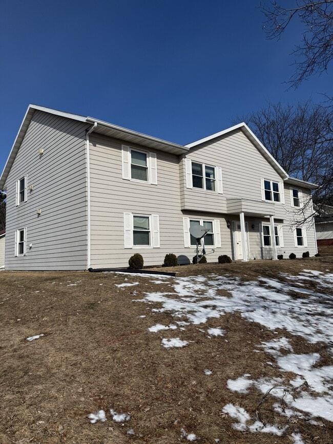 Building Photo - 3226 Oak Knoll Dr Unit 4