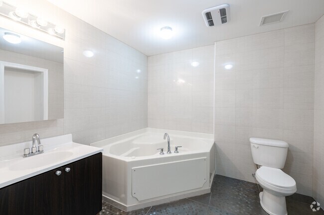 2BR, 2BA - 1,377SF - Primary Bathroom
