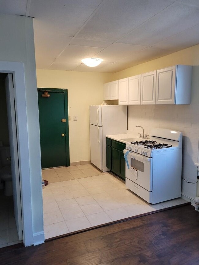 Main Entrance/Kitchen - 2035 E Allegheny Ave
