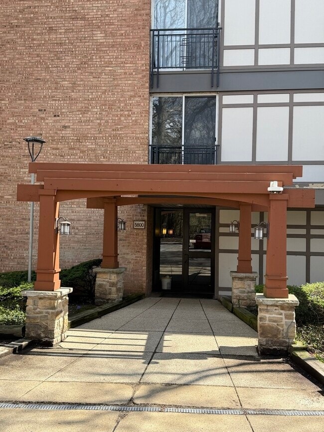 Building Photo - 5800 Oakwood Dr