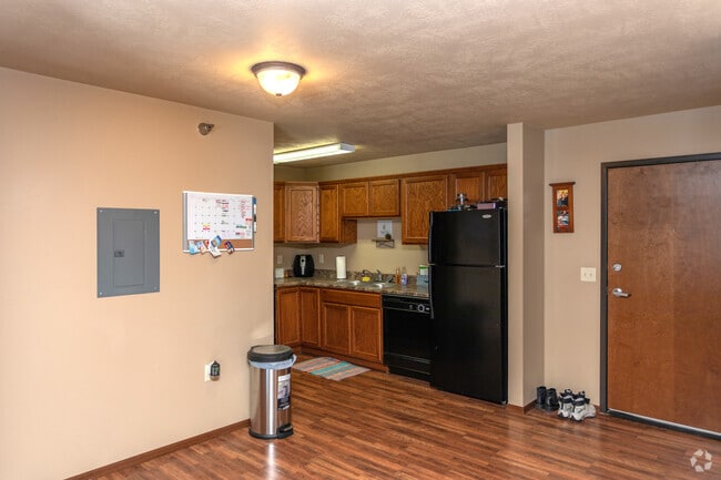 2BR, 1BA - 912SF
