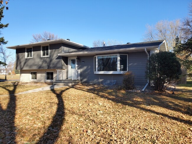 Photo - 2861 Longfellow Rd N