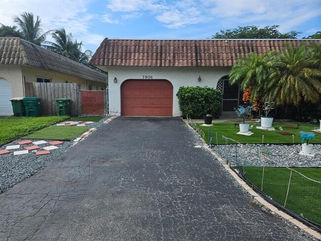Building Photo - 7904 NW 70th Ct Rental