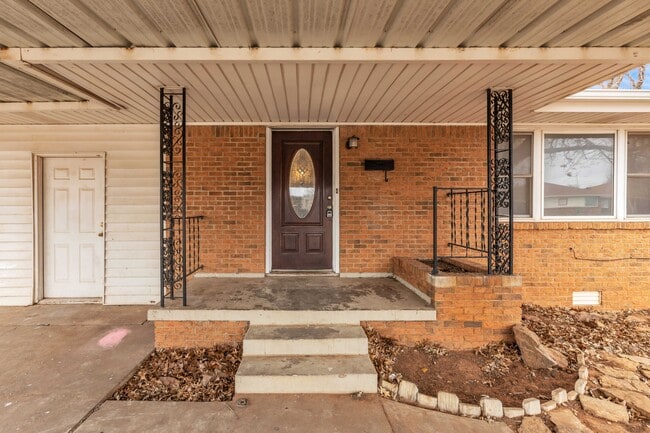 Photo - 2008 Maple Dr