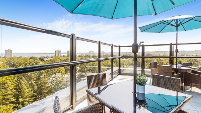 Building Photo - Two33