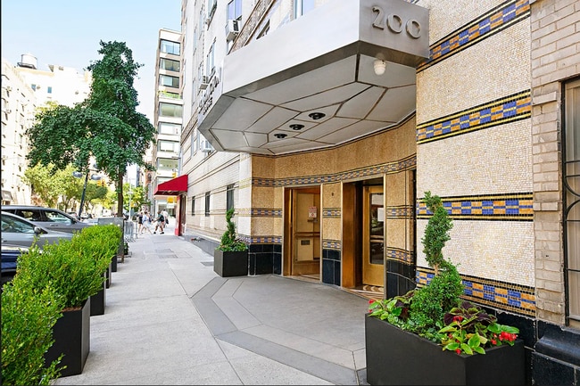 Building Photo - 200 W 20th St Unit 208