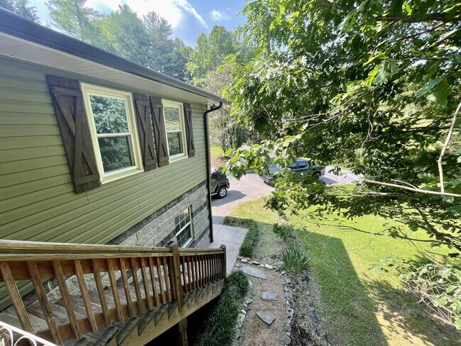 Photo - 225 Darnell Ln