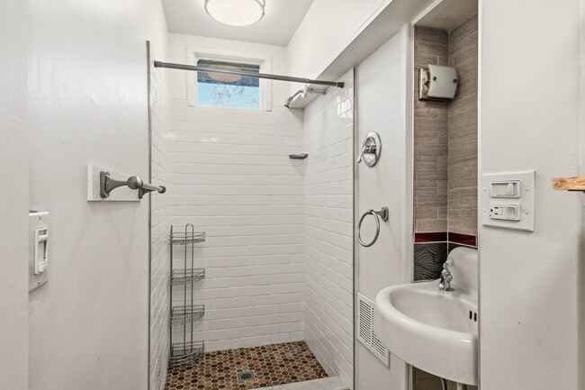 Photo - 248 Walker Ave Unidad B