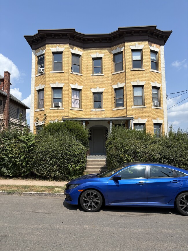 Building Photo - 174 Standish St Unit 3E Rental