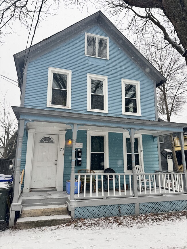 View of the front of the house. This apartment enjoys a private entry in the rear. - 25 Monroe St Apartamentos Unidad 4