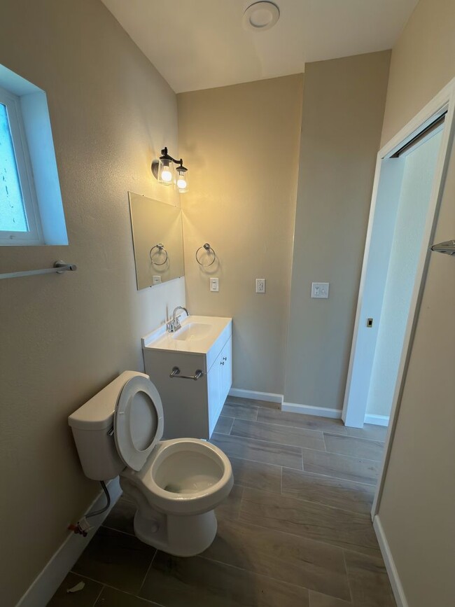 Building Photo - Stearns St (6028) Unit Stearns St (6026)