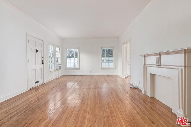 Photo - 441 1/2 S Palm Dr