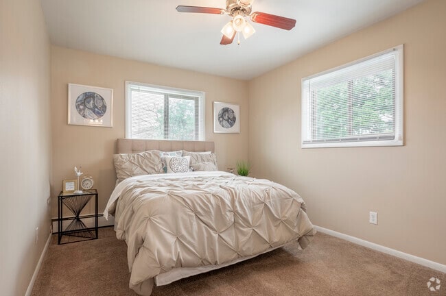 2BR, 1BA - 920SF - Bedroom