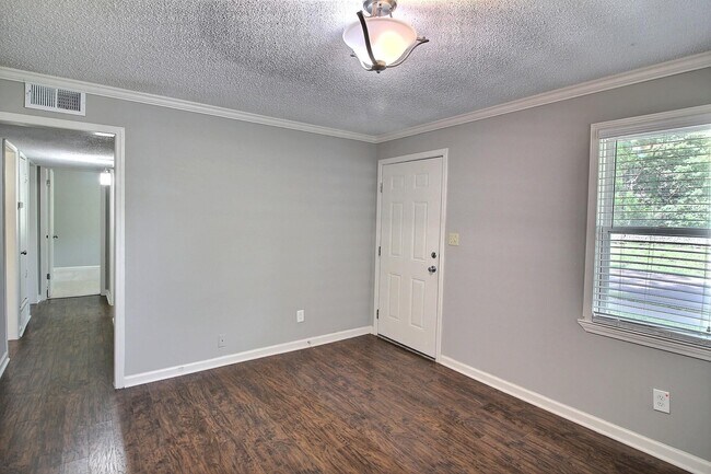 Photo - 287 S Rowlett St