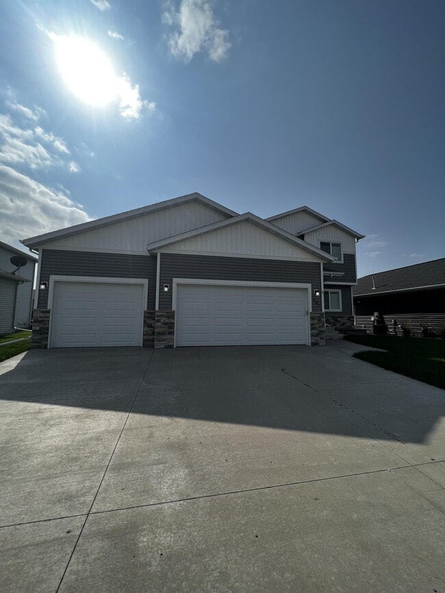 Building Photo - 837 Albert Dr W