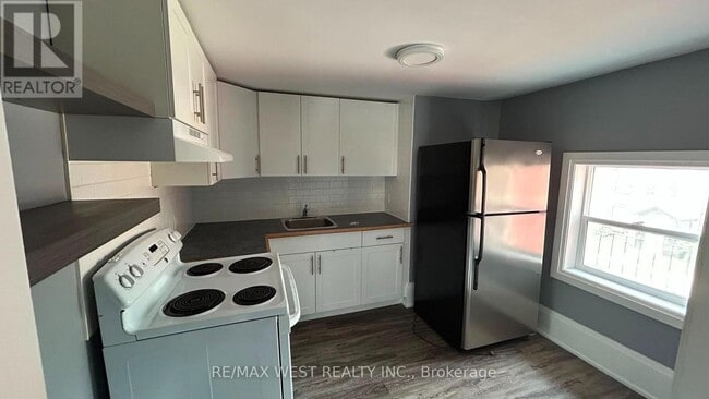 Photo - 16 Albert St N