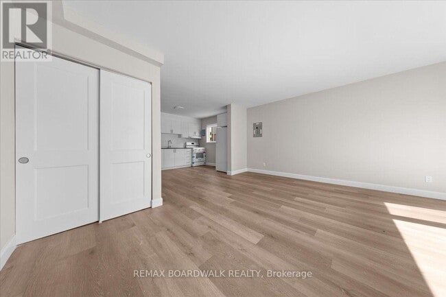 Photo - 999 Meadowlands Dr E