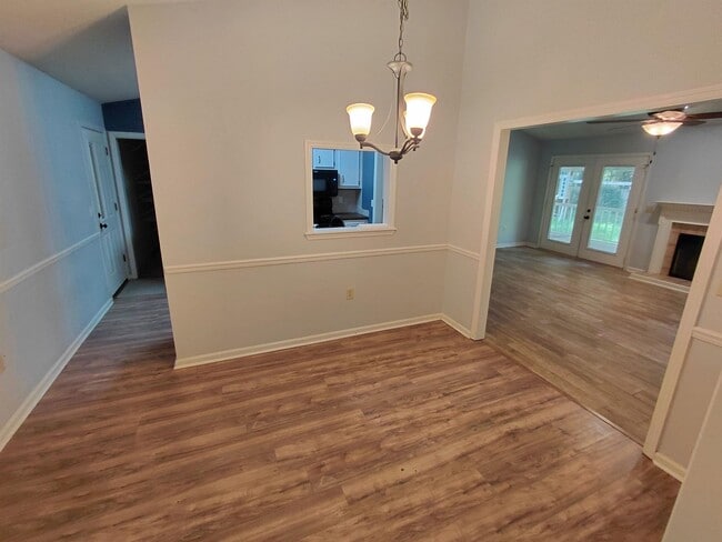 Photo - 1667 Folkstone Rd