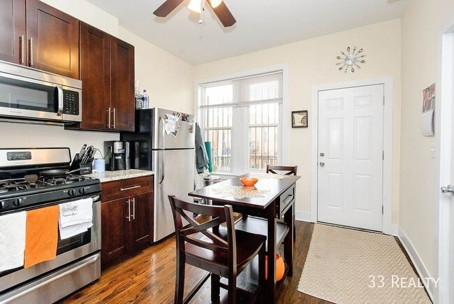 2110 W Division-3R - 2110 W Division-3R Apartment Unit 3R