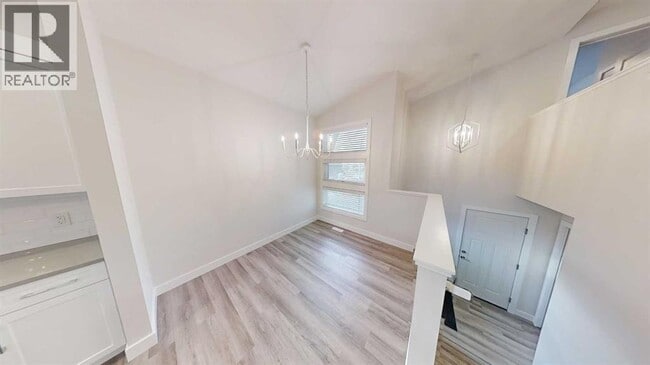 Photo - 13401-13105 105 St