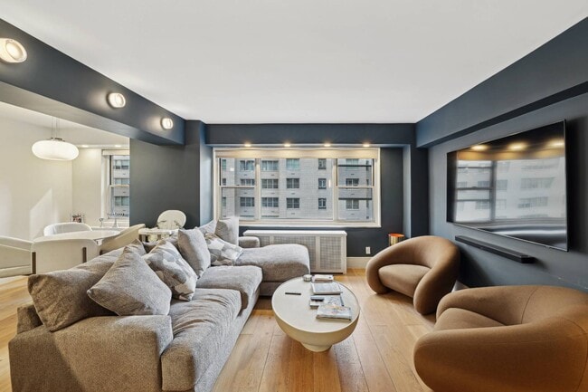 Building Photo - 100 W 57th St Unit 11-J Rental