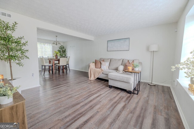 Photo - 2073 Raintree Pl