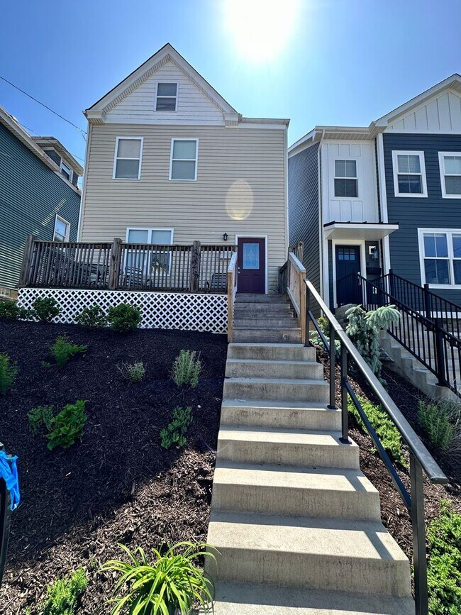 Photo - Amazing 4 Bedroom House! Hardwood, 2.5 Baths Stainless, A/C