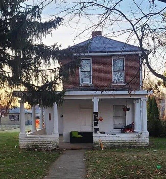778 E Main St