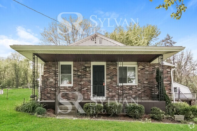 Building Photo - Charming 2BR 1.5BA brick home