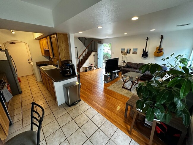 Building Photo - (2026 PRE-LEASING) Nicely maintained 2bd 1...