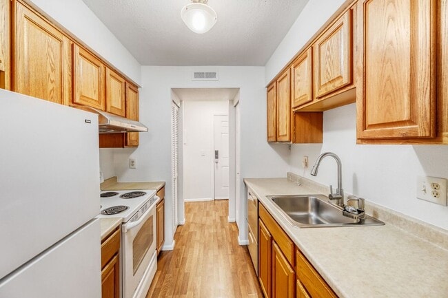 Building Photo - Top Floor 2bed/2bath in an Exclusive Community in the heart of Kirkland, WA! Unit D120