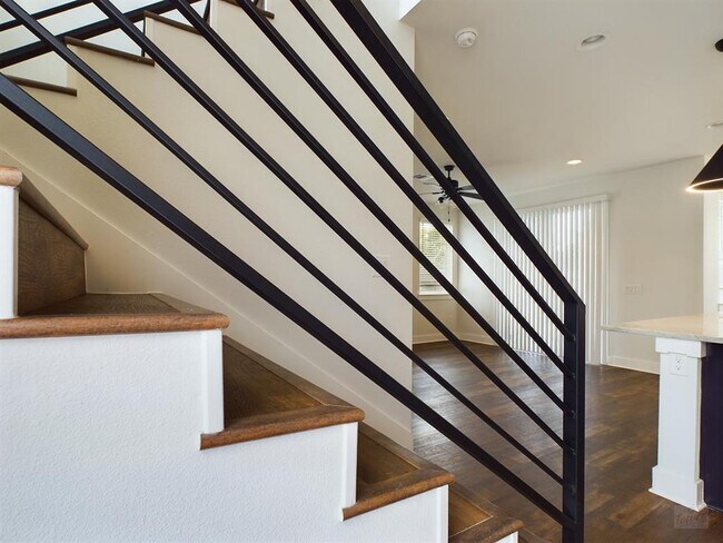 Photo - 1402 W 51st St