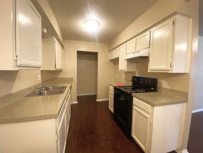 Photo - Duplex 2/2 with 2 car garage pre-leasing i...