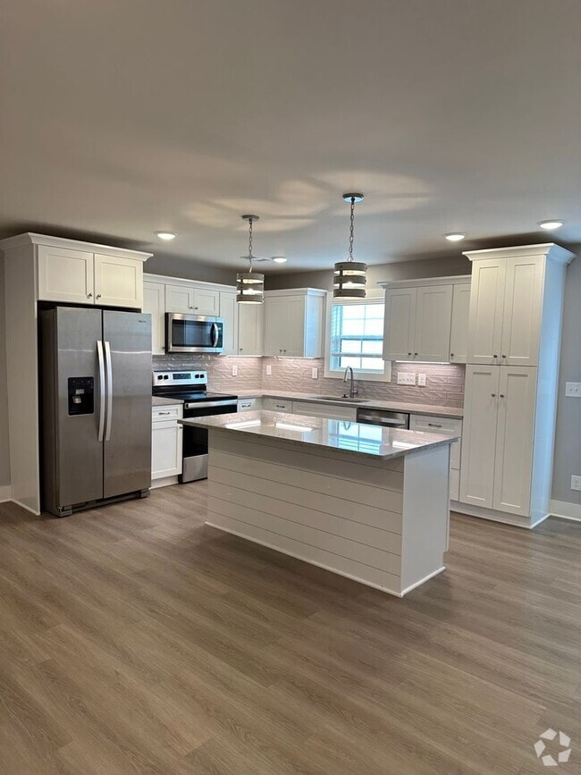 Building Photo - TOWNHOME ON WEST SIDE NEAR FIVE OAKS GOLF ...
