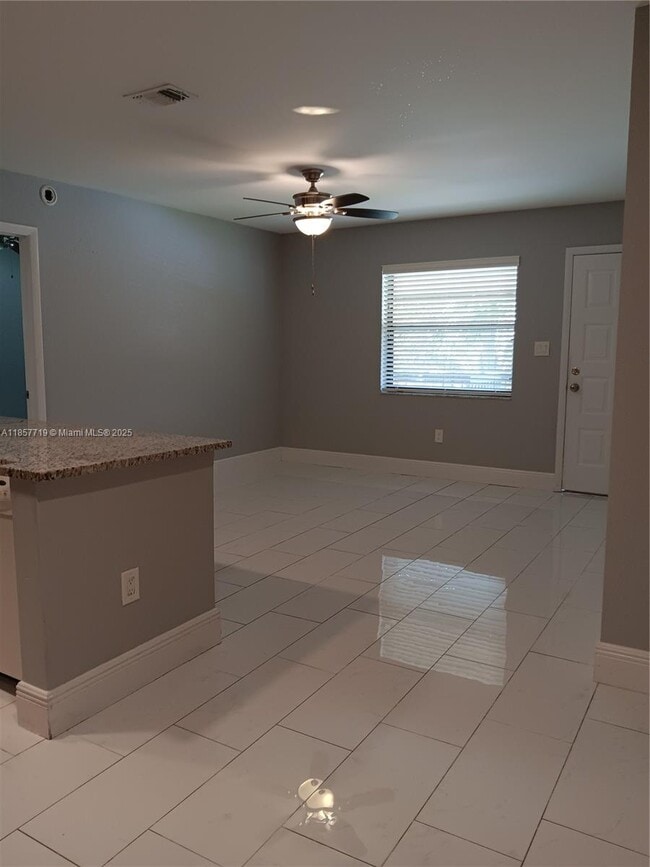 Photo - 6040 Shaker Wood Cir Unidad 208
