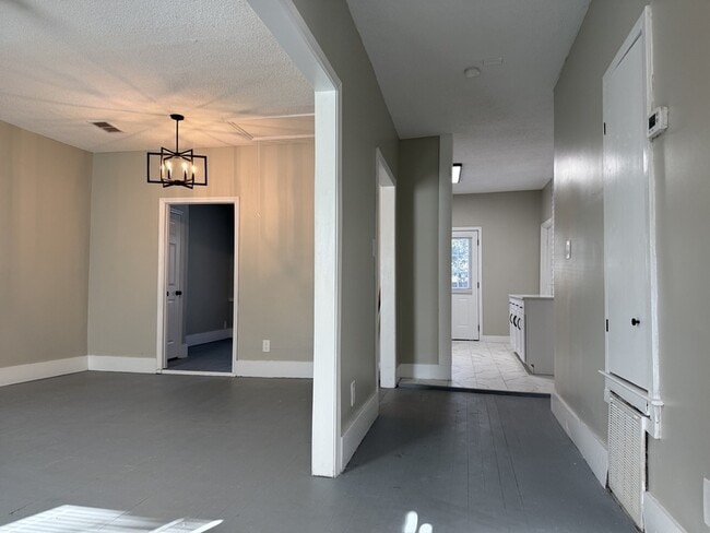 Photo - 728 W 39th St