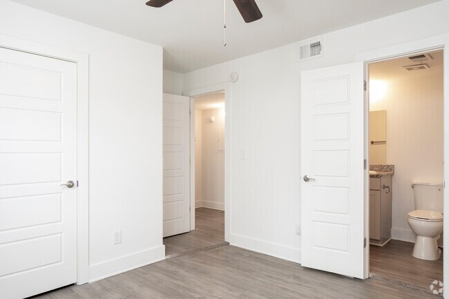 2 BR, 1 BA 800 SF (Renovated)