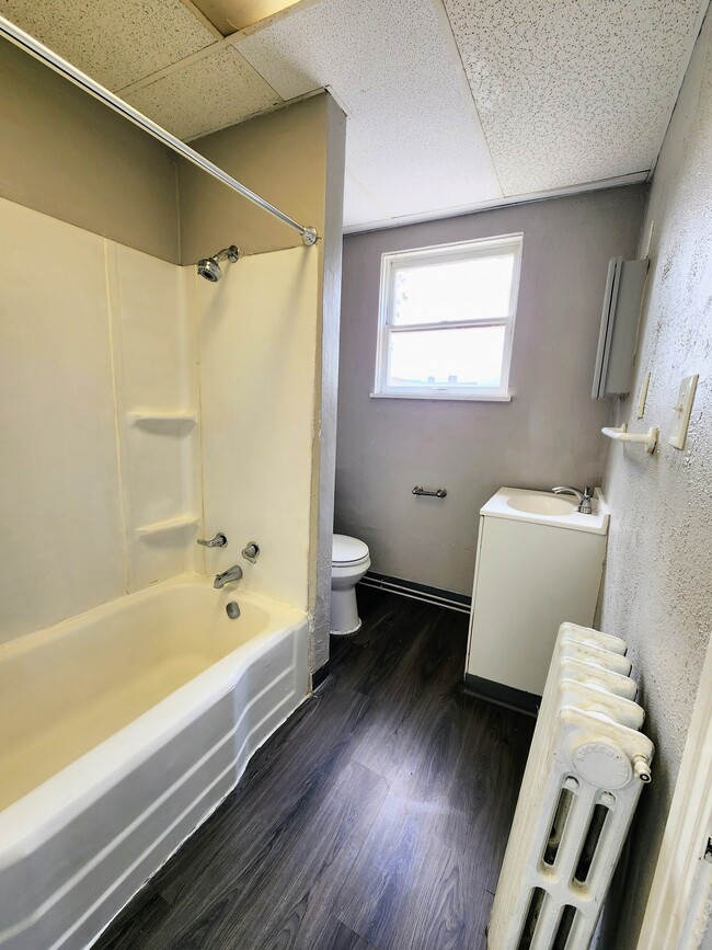Building Photo - 1508 Maple Ave Unit 2
