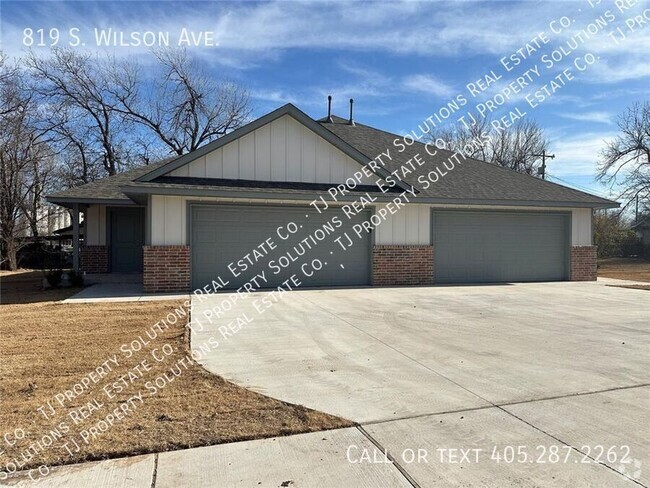 Building Photo - Three bedroom duplex in El Reno Rental