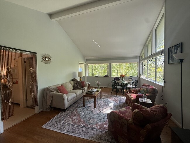 44 Davie Cir