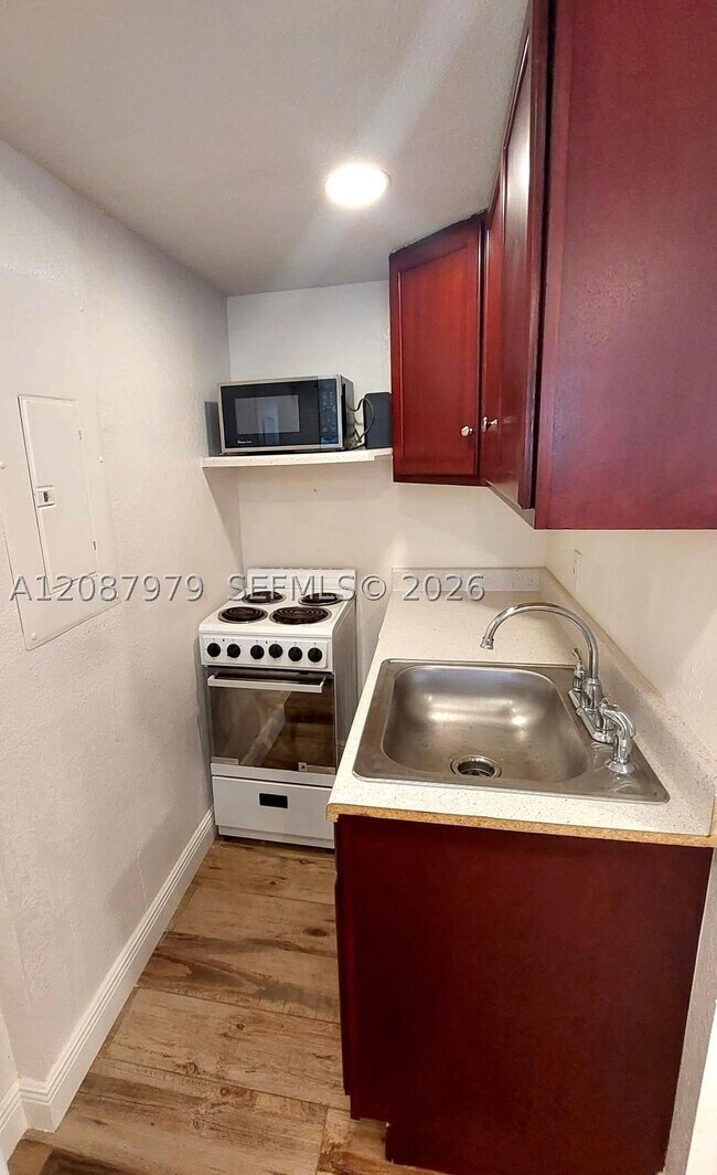 1727 Plunkett St Unit BACK